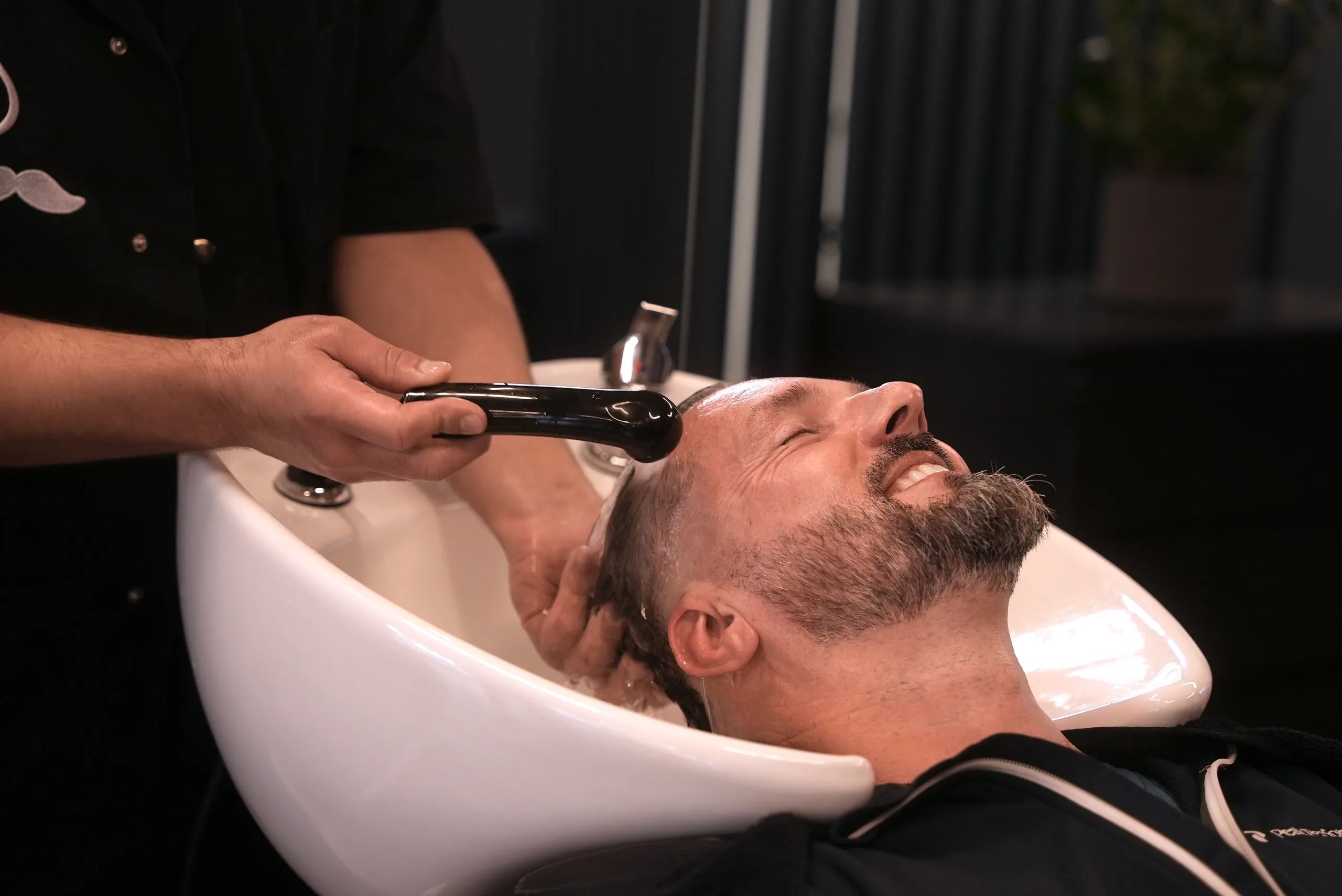 Haarwäsche mit warmem Wasser