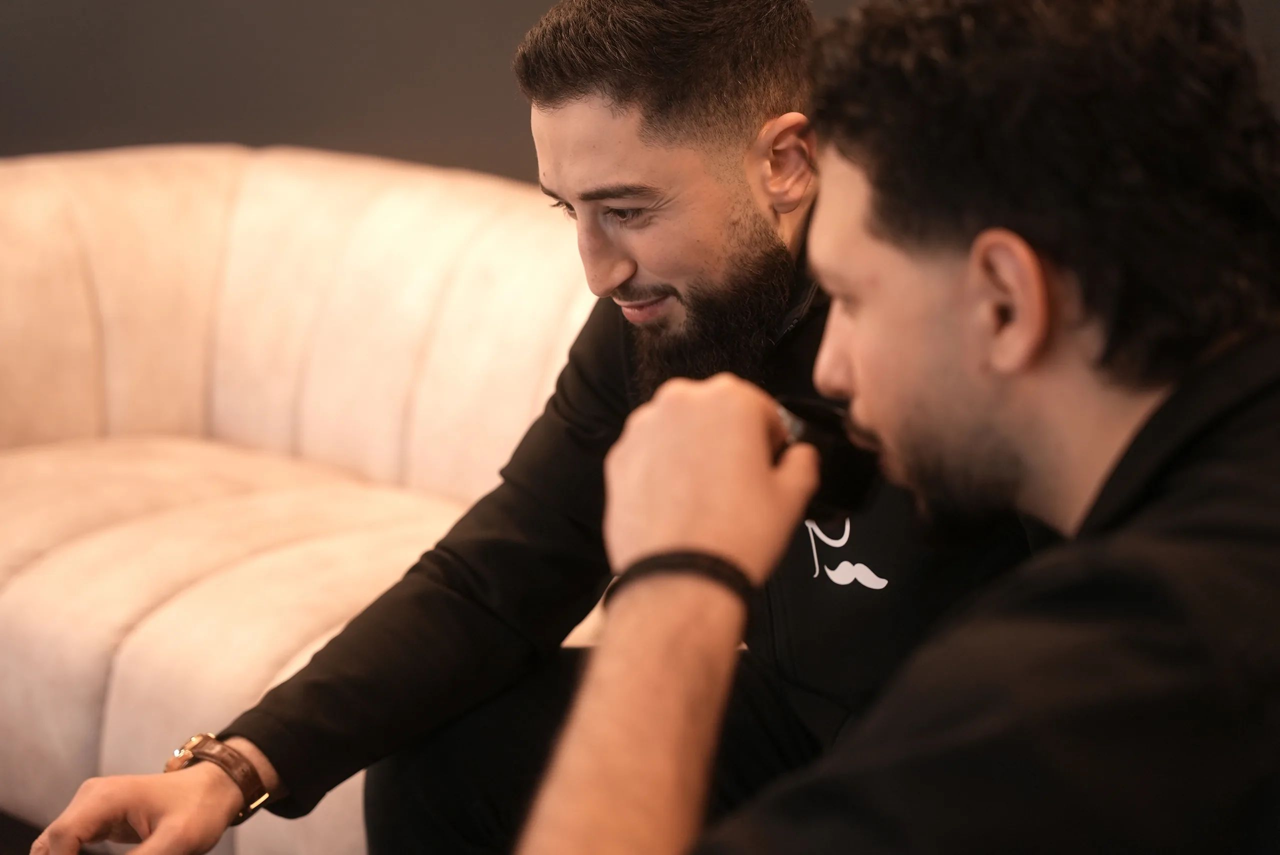 Gespräch in der Lounge auf dem hellen Sofa